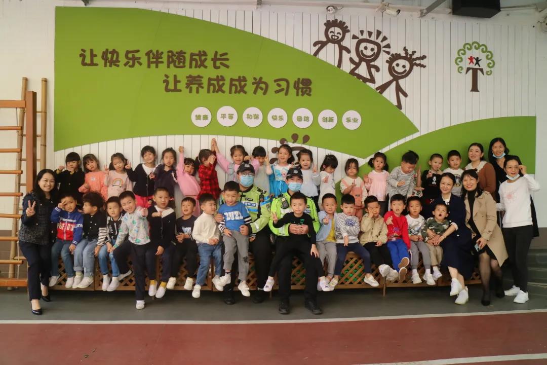 铁骑进校园 安全伴“童”行