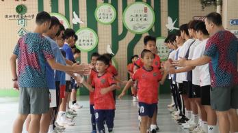 学生足球队祝教师节日快乐