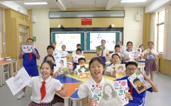学生们制作贺卡祝教师节日快乐